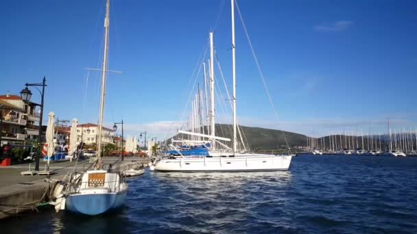 Segelbåtar Och Boulevarden Vid Hamnen Lefkada Grekland — Stockvideo