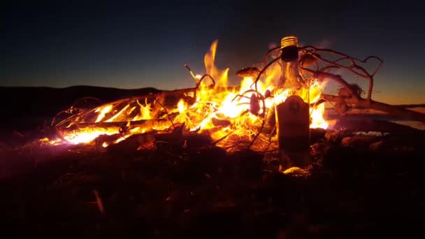 Kampvuur Met Een Lege Fles Aan Het Strand Van Lefkada — Stockvideo