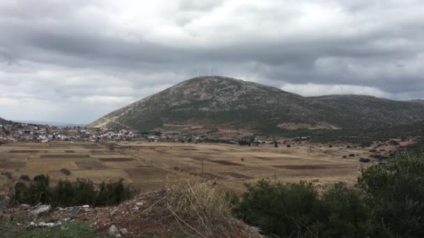 Windmühlen Auf Dem Berg Hinter Dem Dorf Argiro Griechenland — Stockvideo