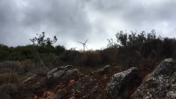 ギリシャのArgiro周辺の暗い雲と風車 — ストック動画