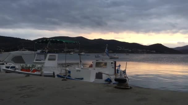 Rybářský Člun Při Západu Slunce Přístavu Marmari Řecko — Stock video