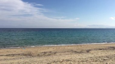 Arka planda Pyrgadikia kasabası olan plaj