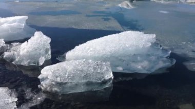 Macaristan 'daki Hortobgy Ulusal Parkı' ndaki büyük bir göl üzerindeki bir gözlem kulesinden Avrupa 'nın en büyük yarı doğal çayırı görünüyor.