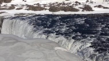 Macaristan 'daki Hortobgy Ulusal Parkı' ndaki büyük bir göl üzerindeki bir gözlem kulesinden Avrupa 'nın en büyük yarı doğal çayırı görünüyor.