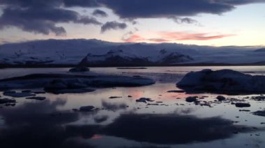Macaristan 'daki Hortobgy Ulusal Parkı' ndaki büyük bir göl üzerindeki bir gözlem kulesinden Avrupa 'nın en büyük yarı doğal çayırı görünüyor.