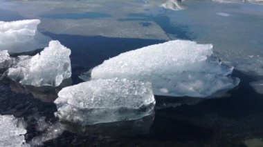 İzlanda 'nın güneydoğusundaki Jukulsrln Buzul Gölü' nden Ice 'a yaklaş.