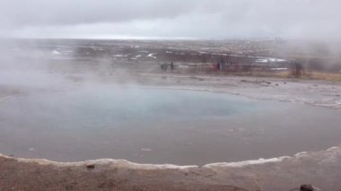 Geysir Güneybatı İzlanda 'da buhar.