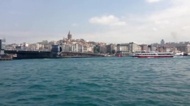 İstanbul 'da arka planında Galata Kulesi olan Galata Köprüsü ve feribot