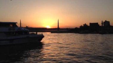 İstanbul 'da Atatrk Köprüsü ile büyük bir şehir su yolu olan The Golden Horn Hali' de feribotla gün batımı