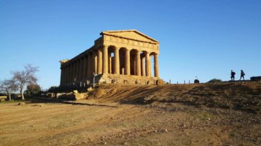 İtalya 'nın Agrigento kentindeki MÖ 5. yüzyıldan kalma bir Yunan tapınağı olan Juno Tapınağı' nda dolaşan turistler