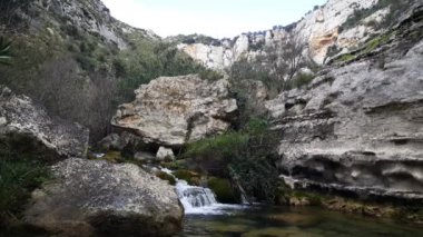 İtalya 'da Riserva naturale orientata Cavagrande del Cassibile' de küçük bir şelale