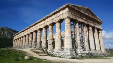 İtalya 'daki Segesta Doric tapınağı.