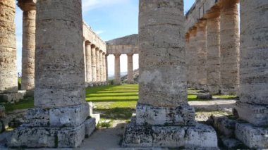 İtalya 'daki Segesta Doric Tapınağı' na yakın.