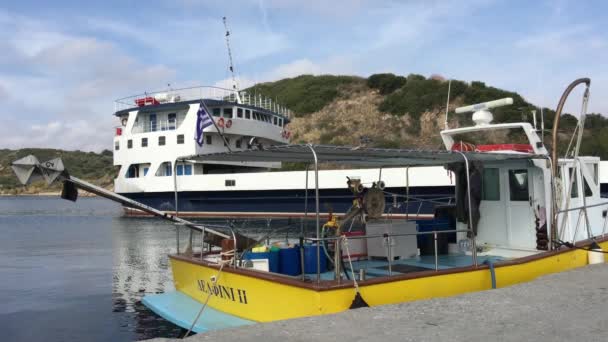 Kapal Feri Dan Nelayan Pelabuhan Tripiti — Stok Video