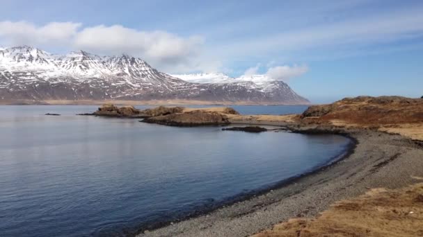 Pan Uit Fjorden Bij Oost Ijsland — Stockvideo