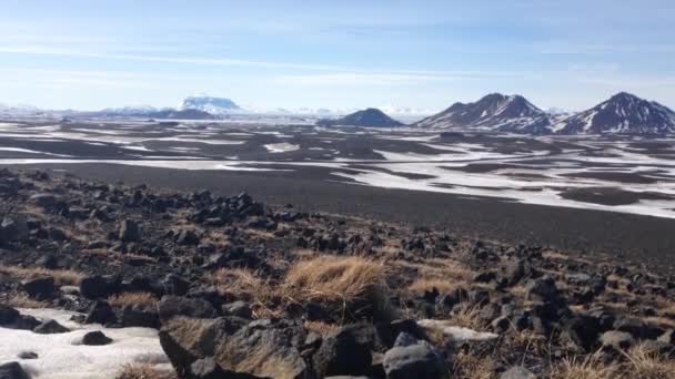 Lavasteine Und Verschneite Landschaft Mit Dem Vulkan Askja Island — Stockvideo