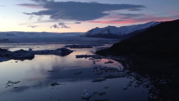 アイスランド南東部のユクルスルン氷河ラグーンの氷からの閉鎖 — ストック動画