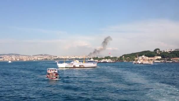 Ferries Gefilmd Vanaf Galata Brug Istanbul Turkije — Stockvideo