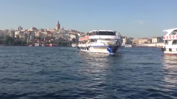 Ferry Arriveert Met Galata Tower Achtergrond Istanbul Turkije — Stockvideo