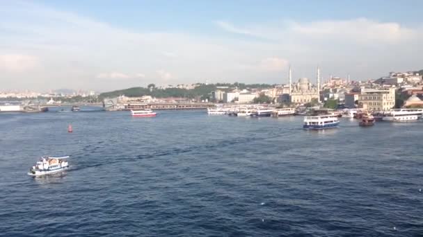 Gouden Hoorn Hali Een Belangrijke Stedelijke Waterweg Vanaf Ataturkbrug Istanbul — Stockvideo