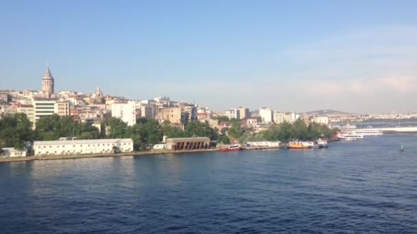 从土耳其伊斯坦布尔Atatrk桥出发的一个主要城市水道 金角海峡渡船 — 图库视频影像