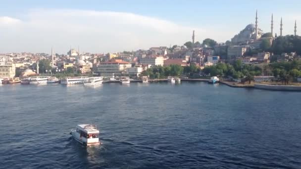 在土耳其伊斯坦布尔的Atatrk桥附近的主要城市水道上 有渡船的日落 — 图库视频影像