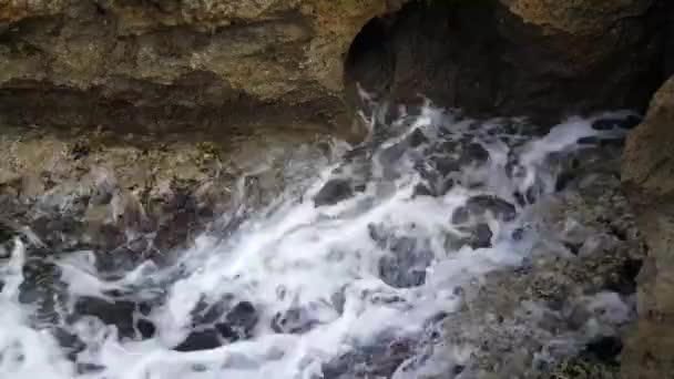 Wasser Stürzt Auf Die Felsküste Von Acquafredda Italien — Stockvideo