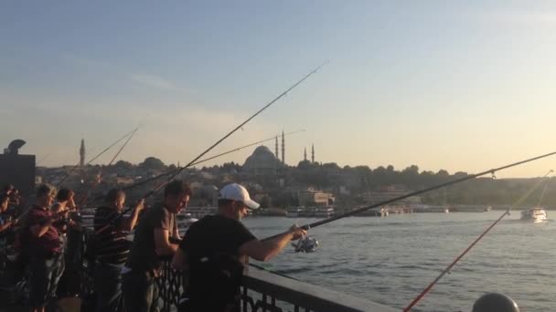 Rybáři Mostě Galata Istanbulu Turecko — Stock video