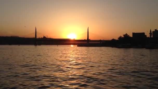 在土耳其伊斯坦布尔的Atatrk桥附近的主要城市水道上 有渡船的日落 — 图库视频影像