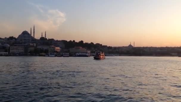 Ηλιοβασίλεμα Πλοίο Στο Golden Horn Hali Μια Σημαντική Αστική Πλωτή — Αρχείο Βίντεο