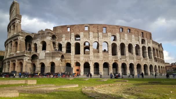 Toerist Voor Het Colosseum Flavian Amphitheatre Rome Italië — Stockvideo