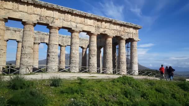 Toeristen Zoek Naar Dorische Tempel Van Segesta Italië — Stockvideo