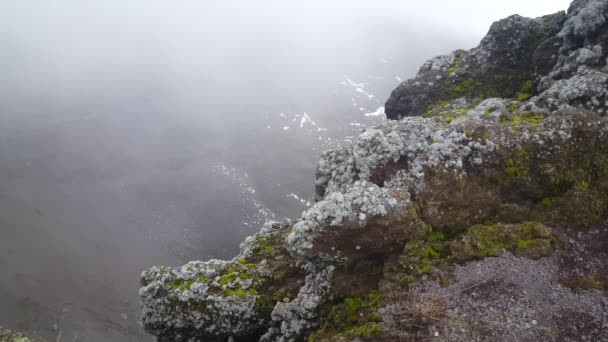 ヴェスヴィオ山の煙と霧イタリア カンパニア州のナポリ湾のソンマ ストラト火山 — ストック動画