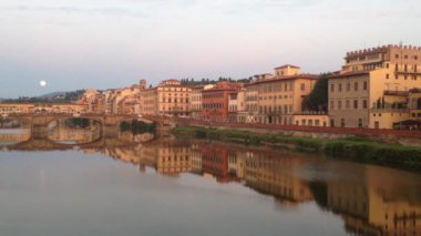 Günbatımında Ponte Vecchio Floransa 'da ay batarken İtalya