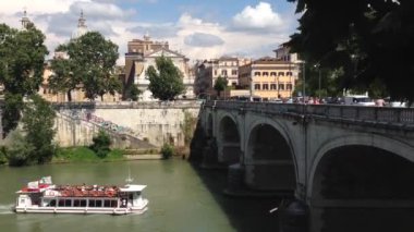 İtalya 'daki Fiume Tevere' de gemi turu.