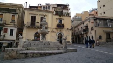İtalya 'nın eski Taormina kasabasında yürüyen insanlar