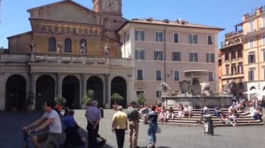İtalya Trastevere 'deki Santa Maria' ya doğru eğil.