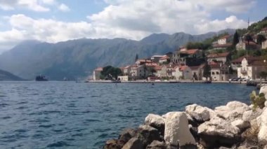 Karadağ 'ın Kotor Körfezi' nde eski bir kasaba