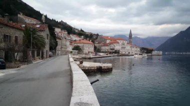 Karadağ 'daki Sveti Dordje ile adalara gitmek üzere Perast' ten kalkan küçük feribot