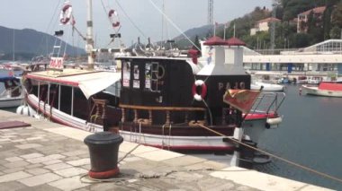 Karadağ 'ın Herceg Novi kentinde turizm teknesi