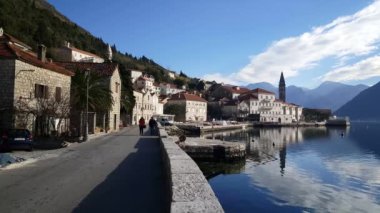 Karadağ 'daki Village Perast' a doğru yürüyen bir çift