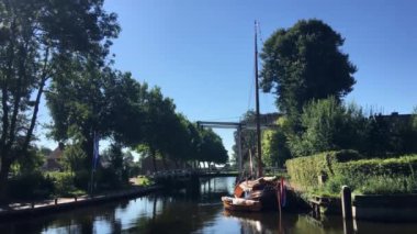 Blokzijl 'de köprüsü ve yelkenlisi olan kanal Hollanda