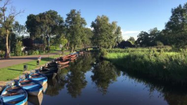 Giethoorn 'da bir kanalda küçük tekneler Hollanda