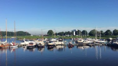 Vollenhove limanında bir yaz günü botlar Hollanda 'da
