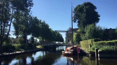 Blokzijl 'de köprüsü ve yelkenlisi olan kanal Hollanda