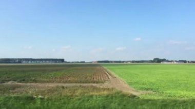 Hollanda 'nın Flevoland eyaletinde düz bir arazide trenle yolculuk yapmak.