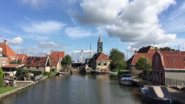 Friesland 'daki güzel geleneksel köy Hindeloopen Hollanda
