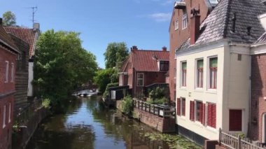 Çocuklar Hollanda 'daki Appingedam Groningen kanalında teknelerle oynuyorlar.