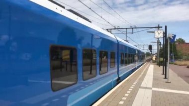 Yeni Arriva treni Hollanda 'daki Putten istasyonundan geçiyor.