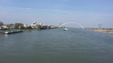 Trenle Nijmegen 'deki Snelbinder köprüsünden geçerken Hollanda